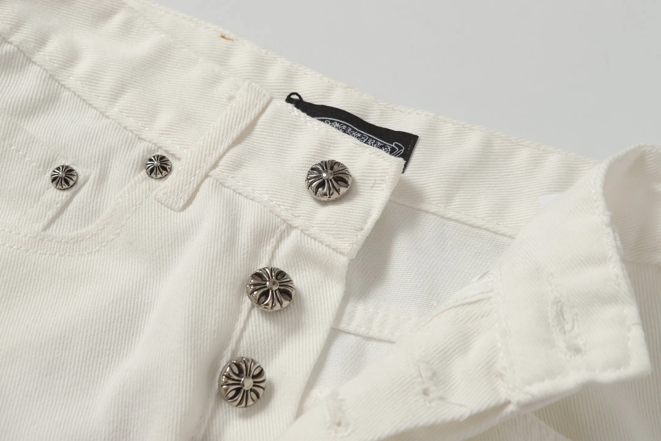 P280 - Chrome Hearts/Chrome Hearts classic white cow series colorful leather cross washed color fabric men's and women's denim trousers -Vibe style straight stacked god-level version -carbon fine bias denim color cloth -old vintage complete set of hardware - Chrome Hearts white cow series The high version uses high-ounce customized fabrics, fermentation washing and soft color fixation, soft and thick to wear, the details are all hand-polished and crafted, all-over jacquard fabrics unique design style After multiple processes to create a full retro feel, a niche and unique non-contrast shirt, custom-made distressed spray-painted buttons, every detail is crafted with craftsmanship. Color: Picture color Code number: 28-36
